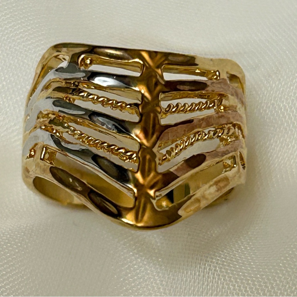 Elegant Gold-Tone Ring - Picture 3 of 3